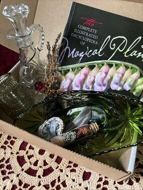 Witchy themed Mystery box: offering bowl, Geode, Tarot card, book